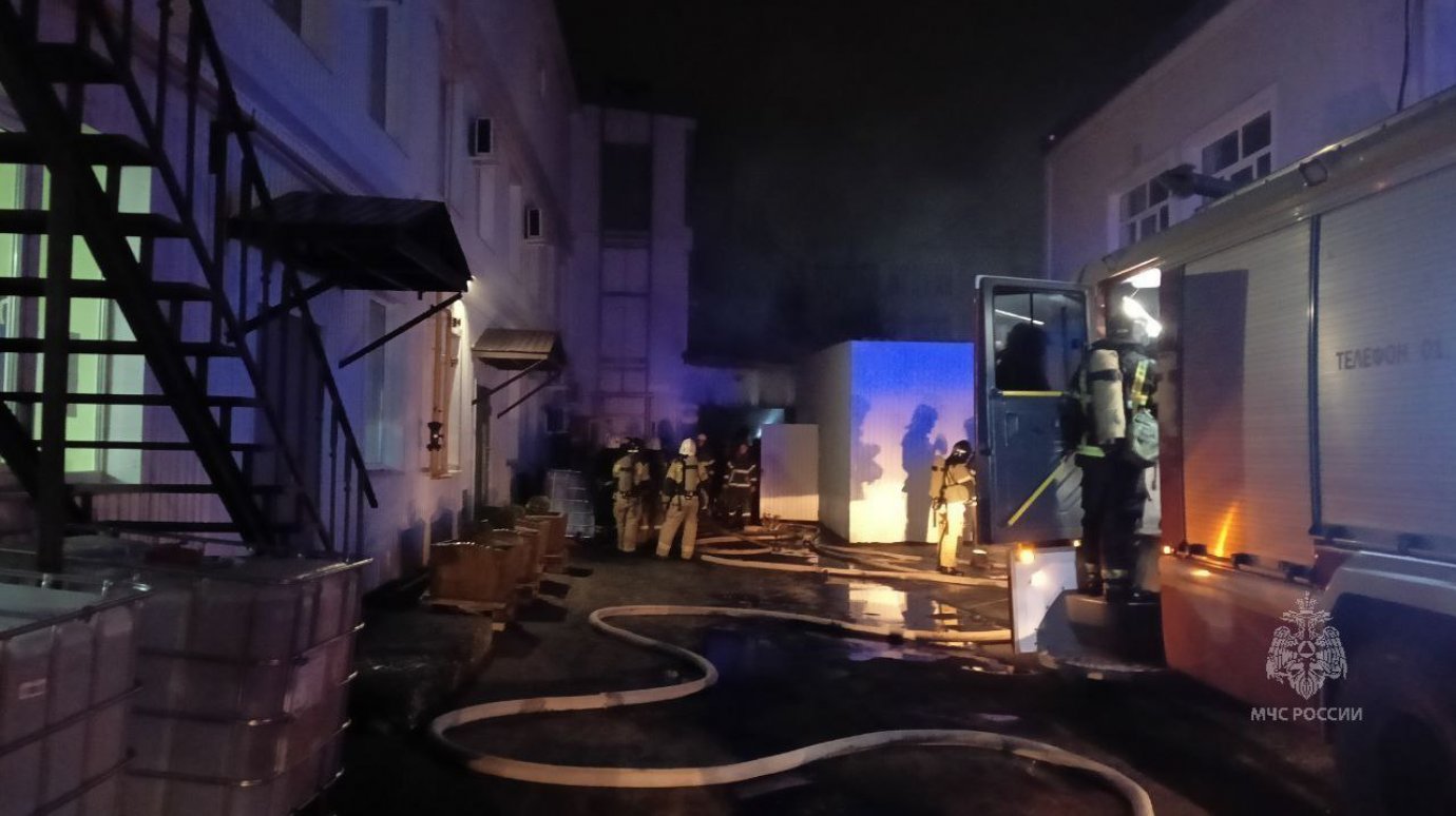 На улице Гагарина в Пензе 39 пожарных тушили склады
