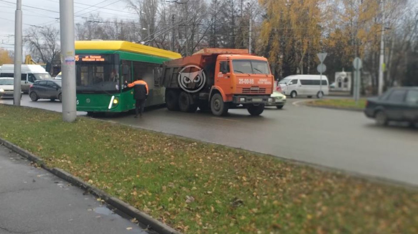 В Пензе новый троллейбус попал в ДТП с КамАЗом