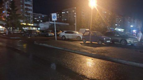 Стихийную парковку у Могилевского дворика пообещали ликвидировать
