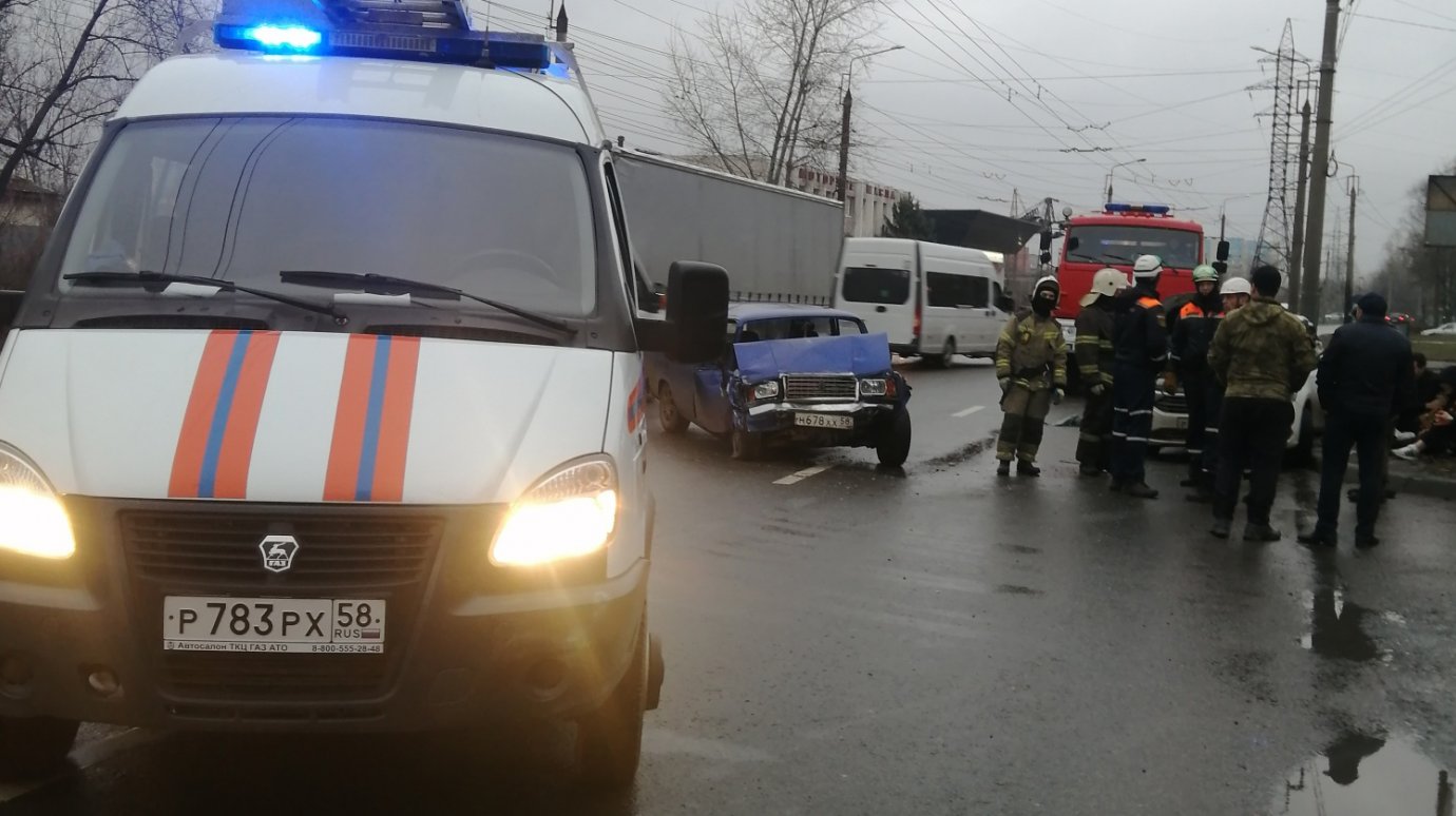 На ул. Калинина пассажира из разбитой машины достали спасатели