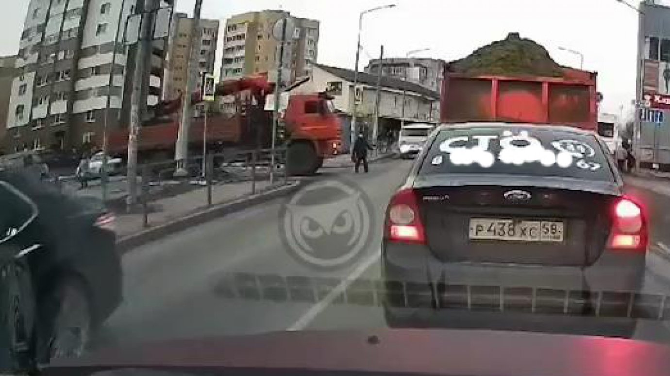 На Сухумской водитель грузовика не заметил ребенка на дороге