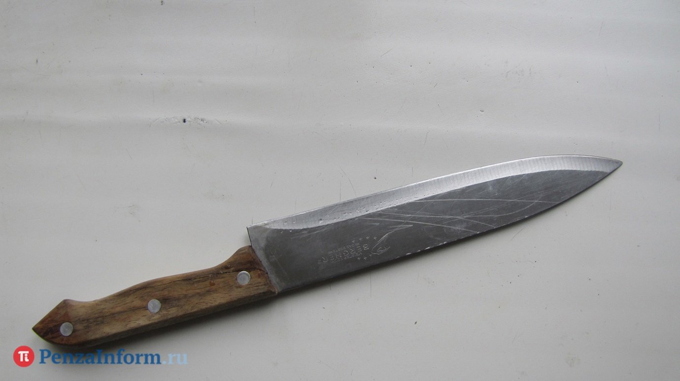 Житель Городищенского района угрожал любимой тремя ножами сразу