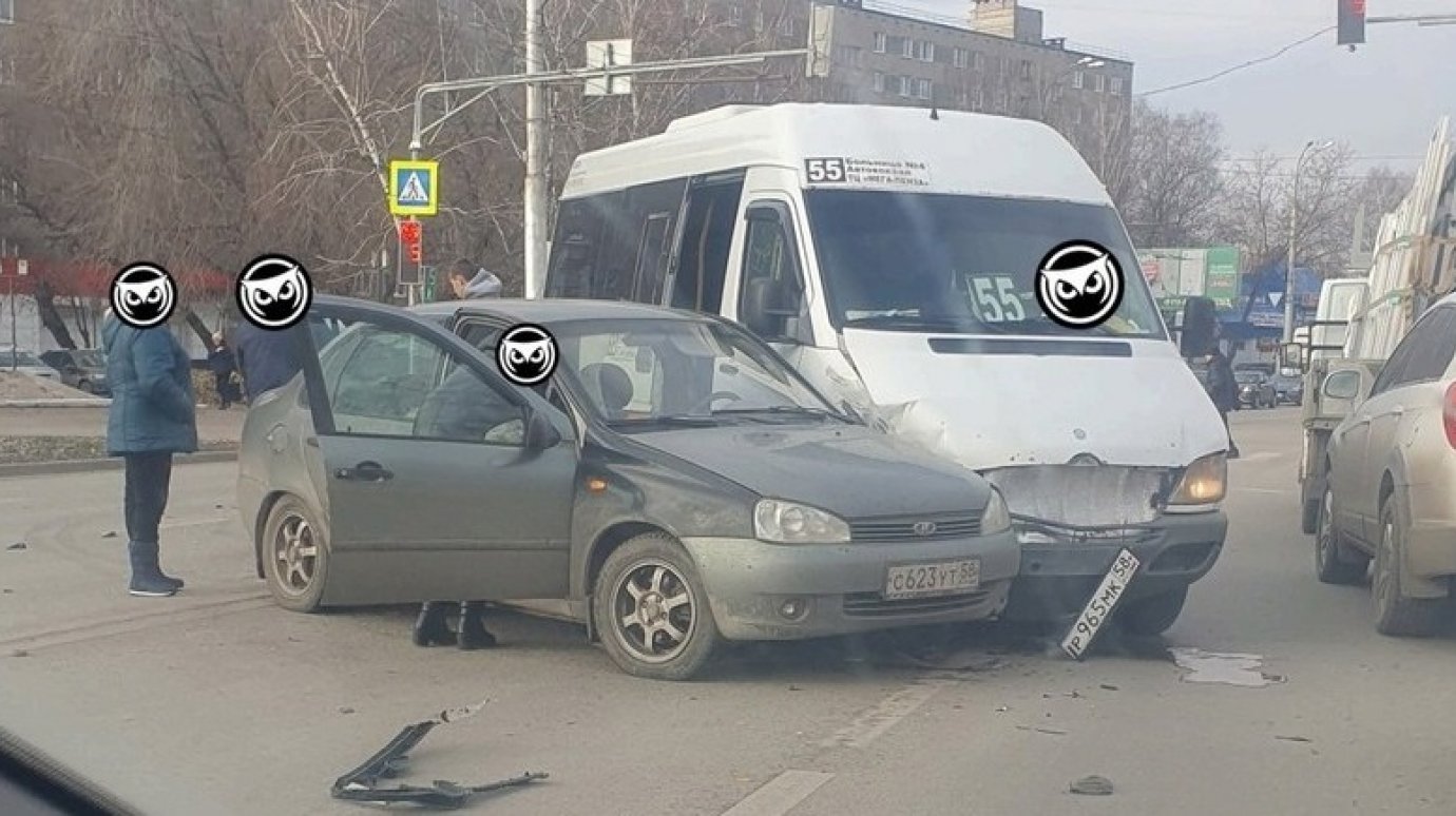 В Пензе маршрутное такси попало в аварию