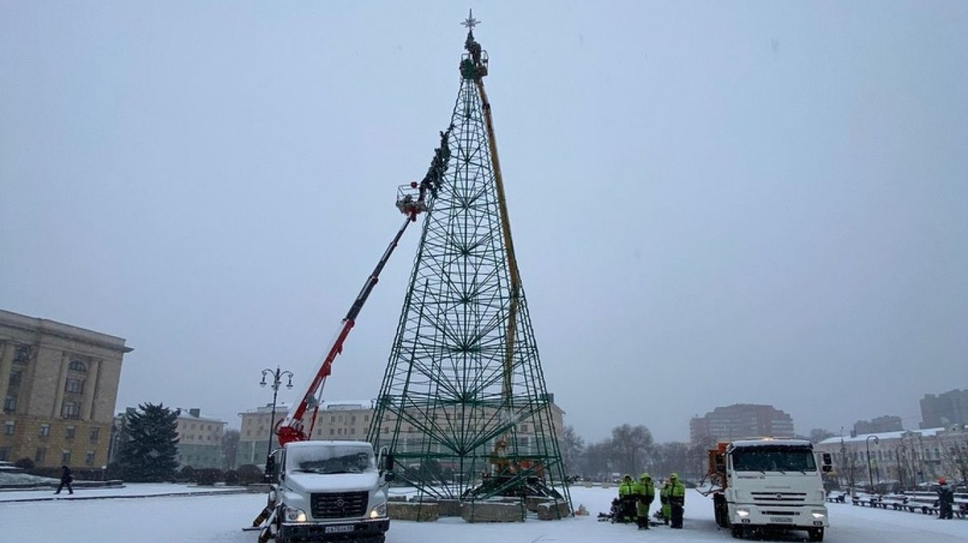 На площади Ленина смонтировали каркас новогодней елки