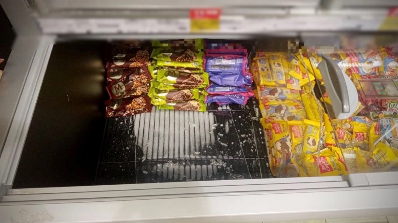 В Пензе агрессивный покупатель разбил витрину с мороженым