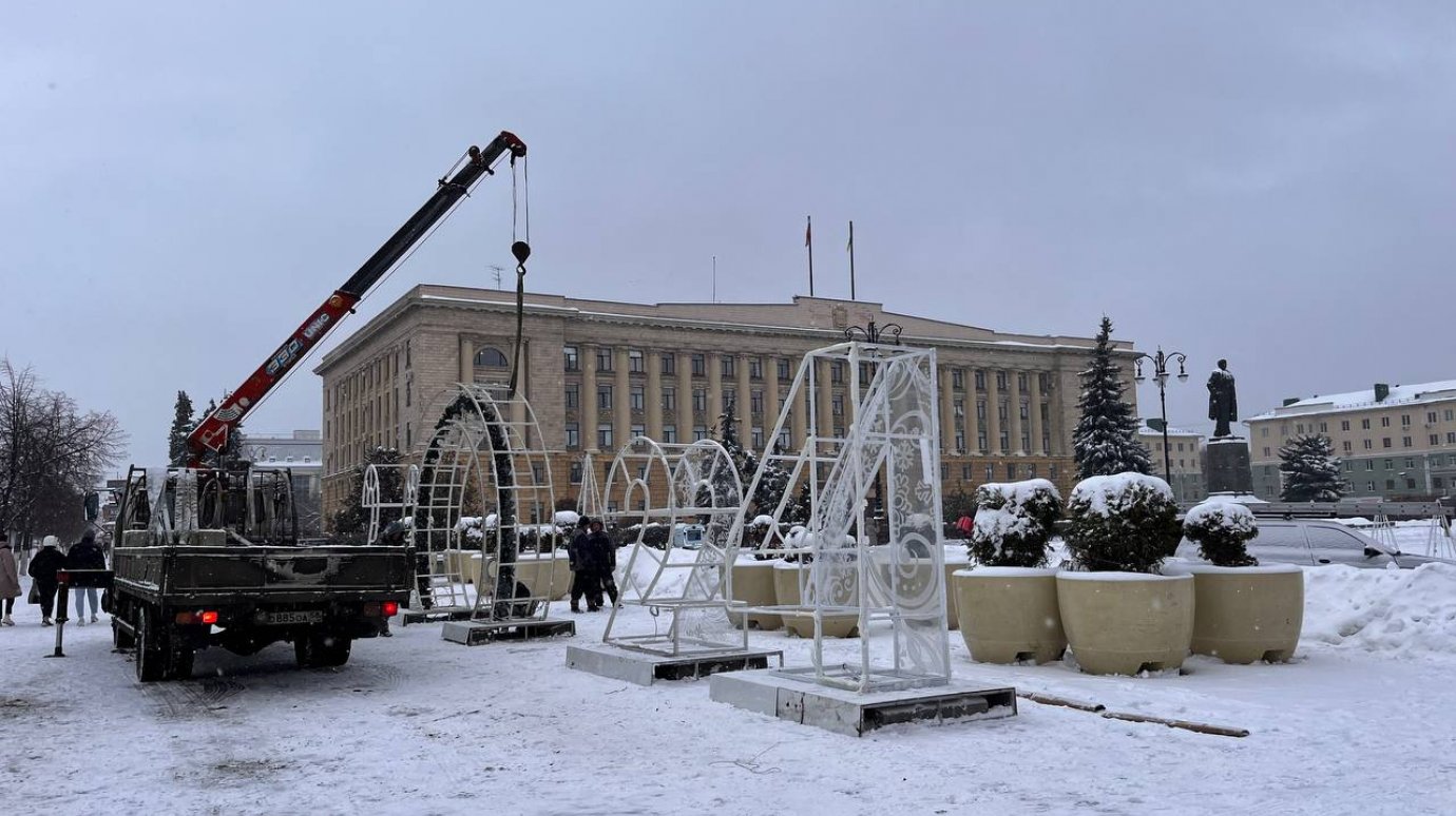 На площади Ленина начали монтировать числовые инсталляции
