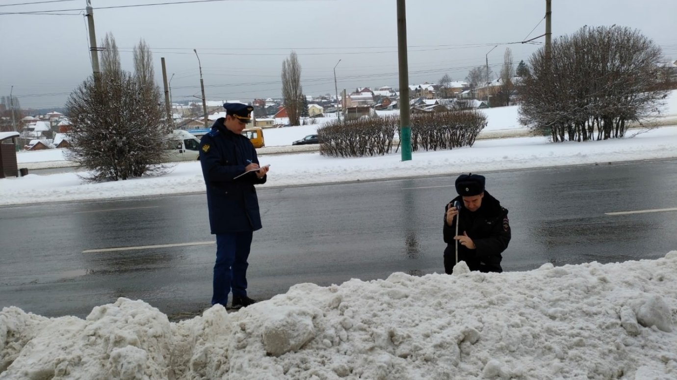 В Пензе прокуратура измерила высоту снежных валов