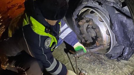 Автоинспекторы помогли шоферу МАЗа сменить взорвавшееся колесо