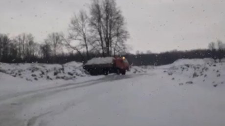 В Арбековский лес снова свозят снег КамАЗами