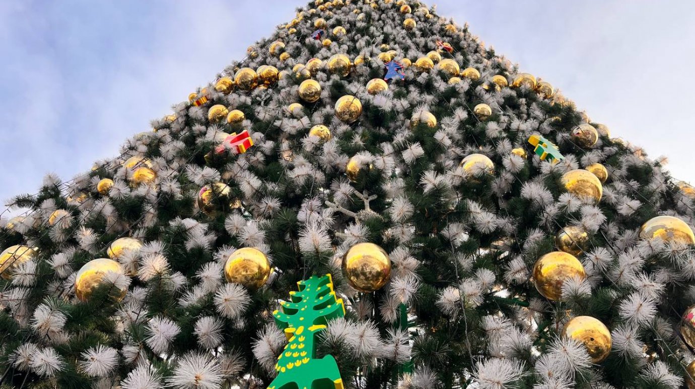 На главной новогодней елке Пензы появились абашевские игрушки