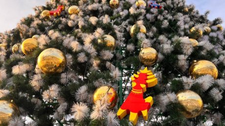 На главной новогодней елке Пензы появились абашевские игрушки