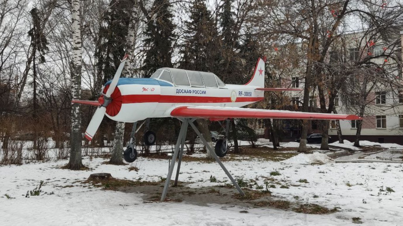 История Пензы: В центре города установлен памятник самолету Як-52