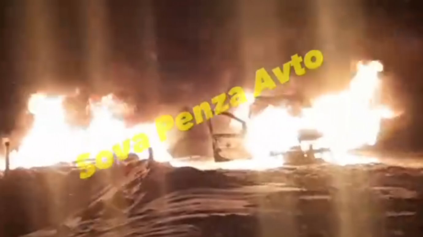 Очевидцы запечатлели объятую огнем «Ладу» в Мокшанском районе