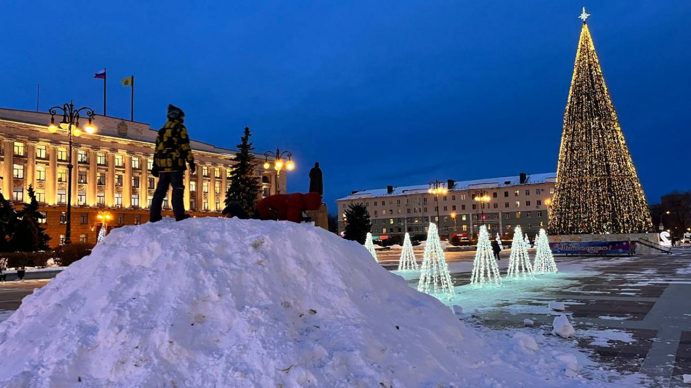 Дети начали кататься с горы снега на площади Ленина