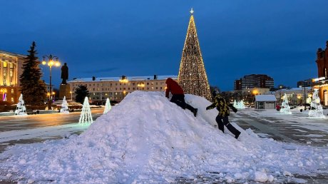 Дети начали кататься с горы снега на площади Ленина