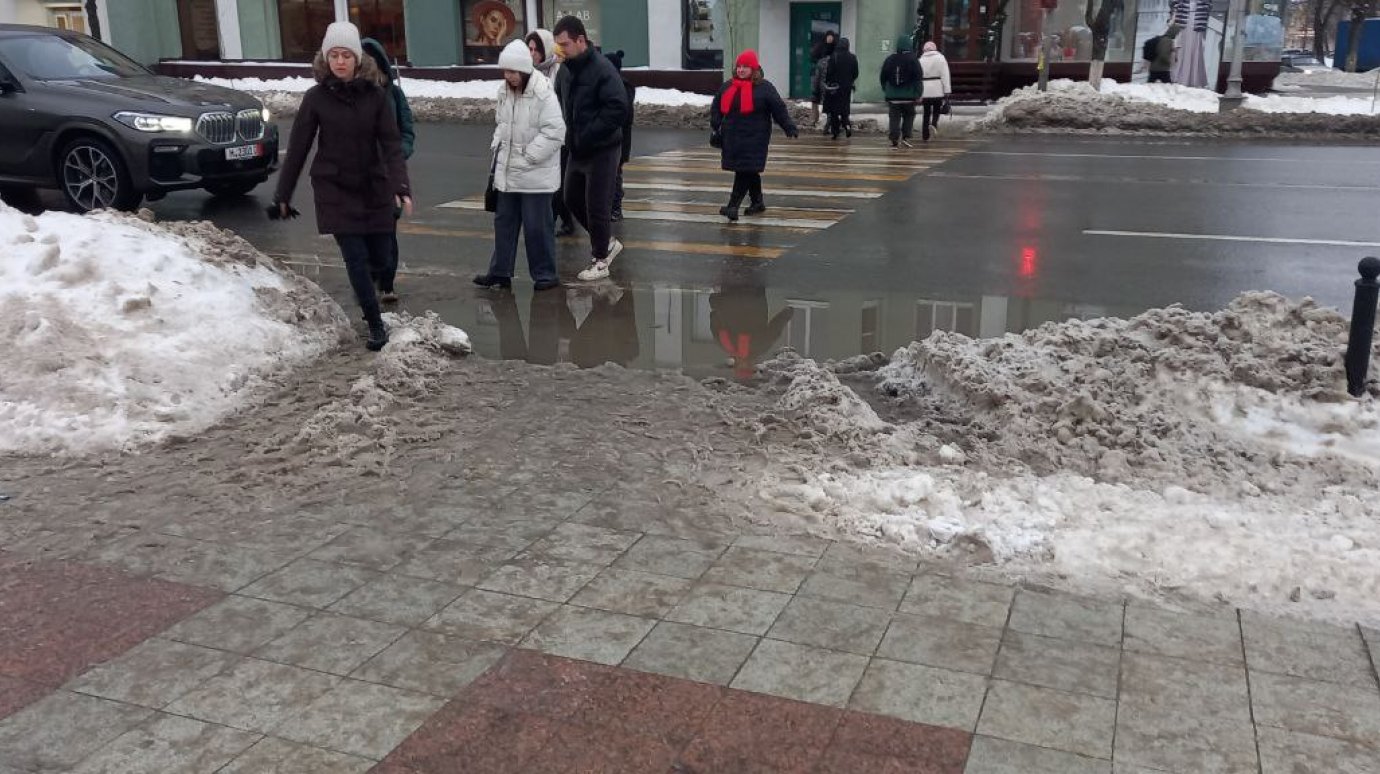 На ул. Кирова пешеходы мочат ноги по щиколотку, чтобы перейти дорогу