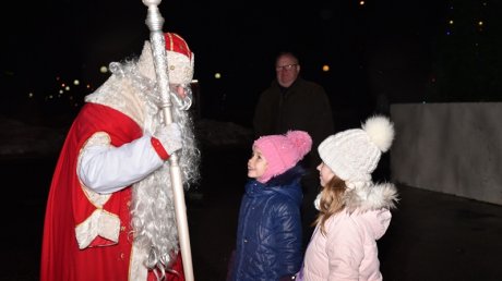 В Пензе Дед Мороз осмотрел город и угостил детей конфетами