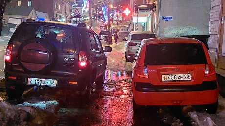 Тротуар на ул. Володарского превратили в парковку