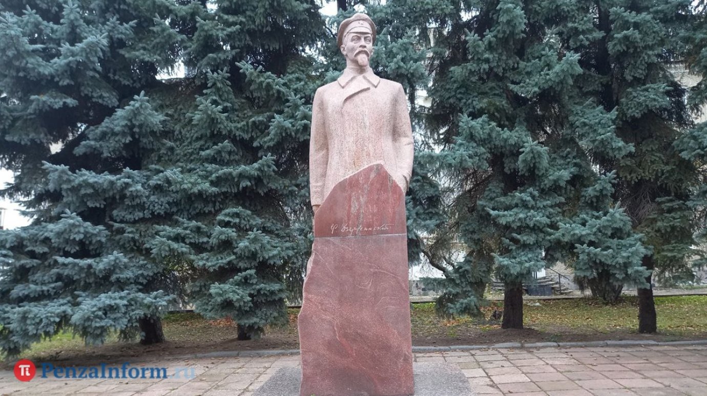 Перенос памятника Дзержинскому в Пензе затормозился из-за земли