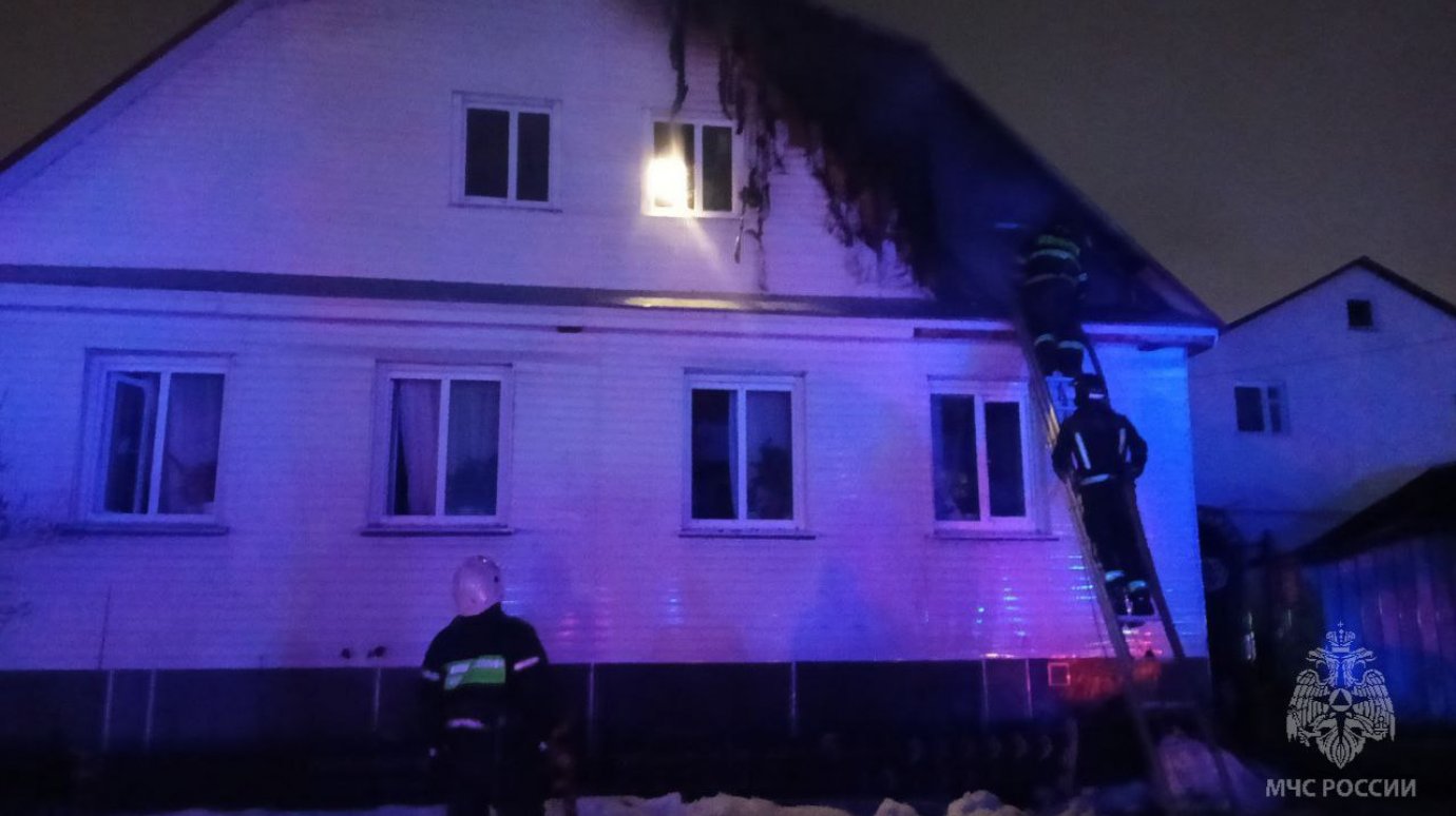 В первые минуты 2024 года на улице Пушкина загорелся дом
