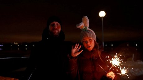 Спутник в новогоднюю ночь собрал друзей на набережной