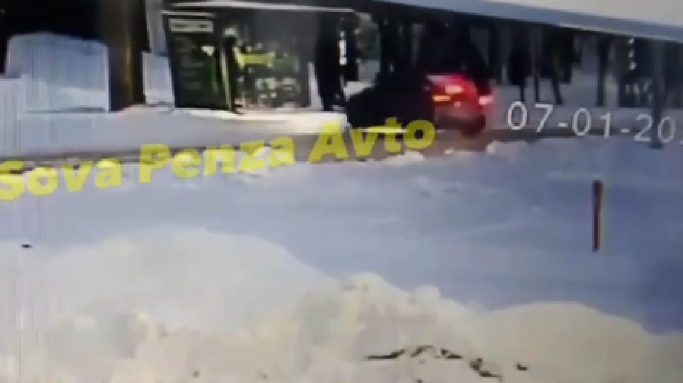 В Арбековской Заставе автомобиль влетел в остановку с людьми