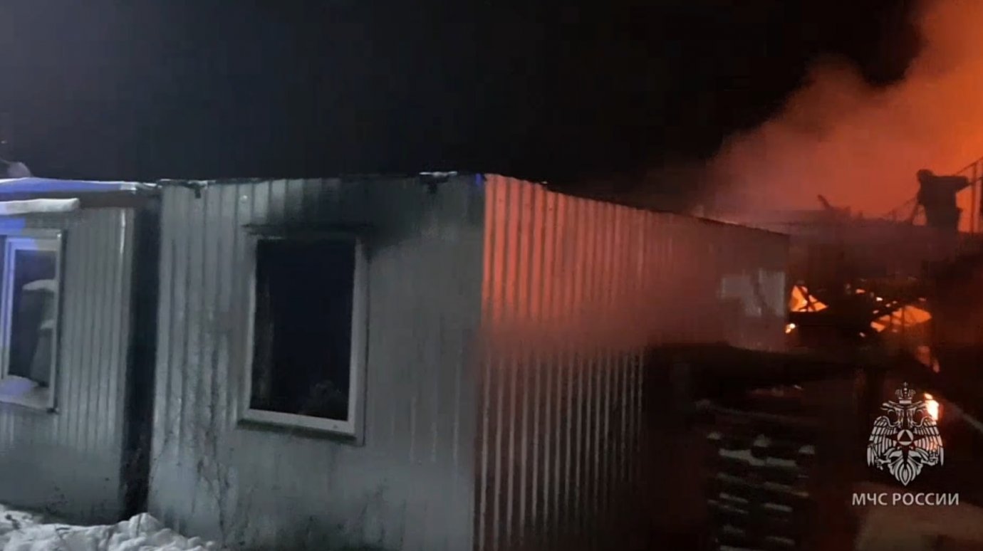 При пожаре на стройке в Арбекове погибли два человека