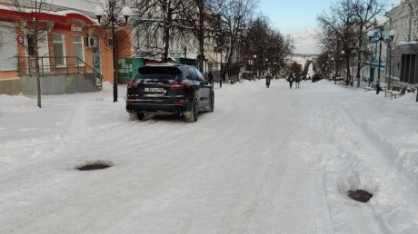 Автомобили на Московской заставляют усомниться в ее статусе