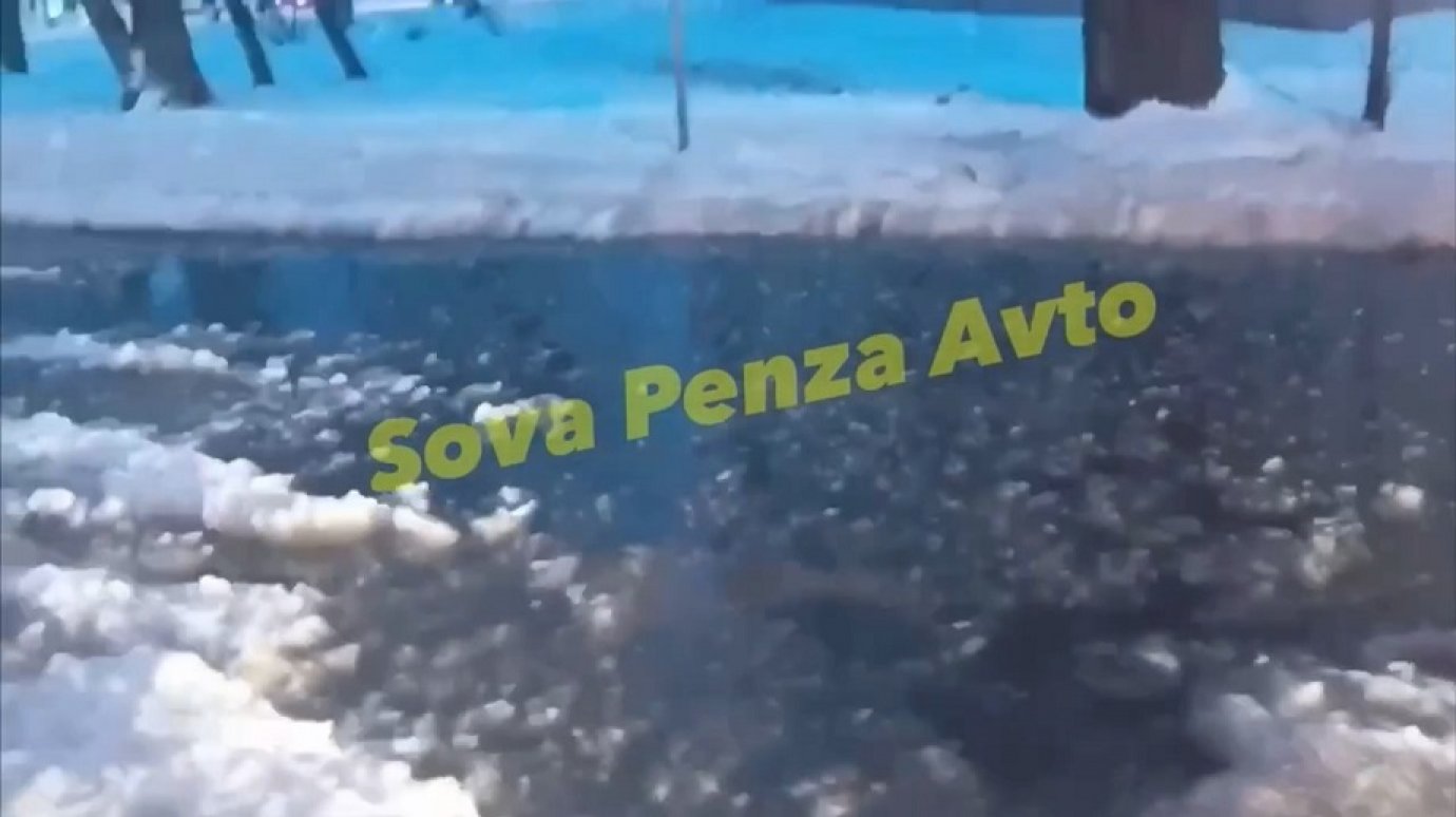 Вода и лед по щиколотку: в Пензе затопило еще одну улицу