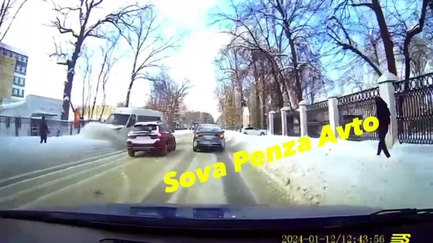 В Пензе водитель легковушки загнал маршрутку в сугроб