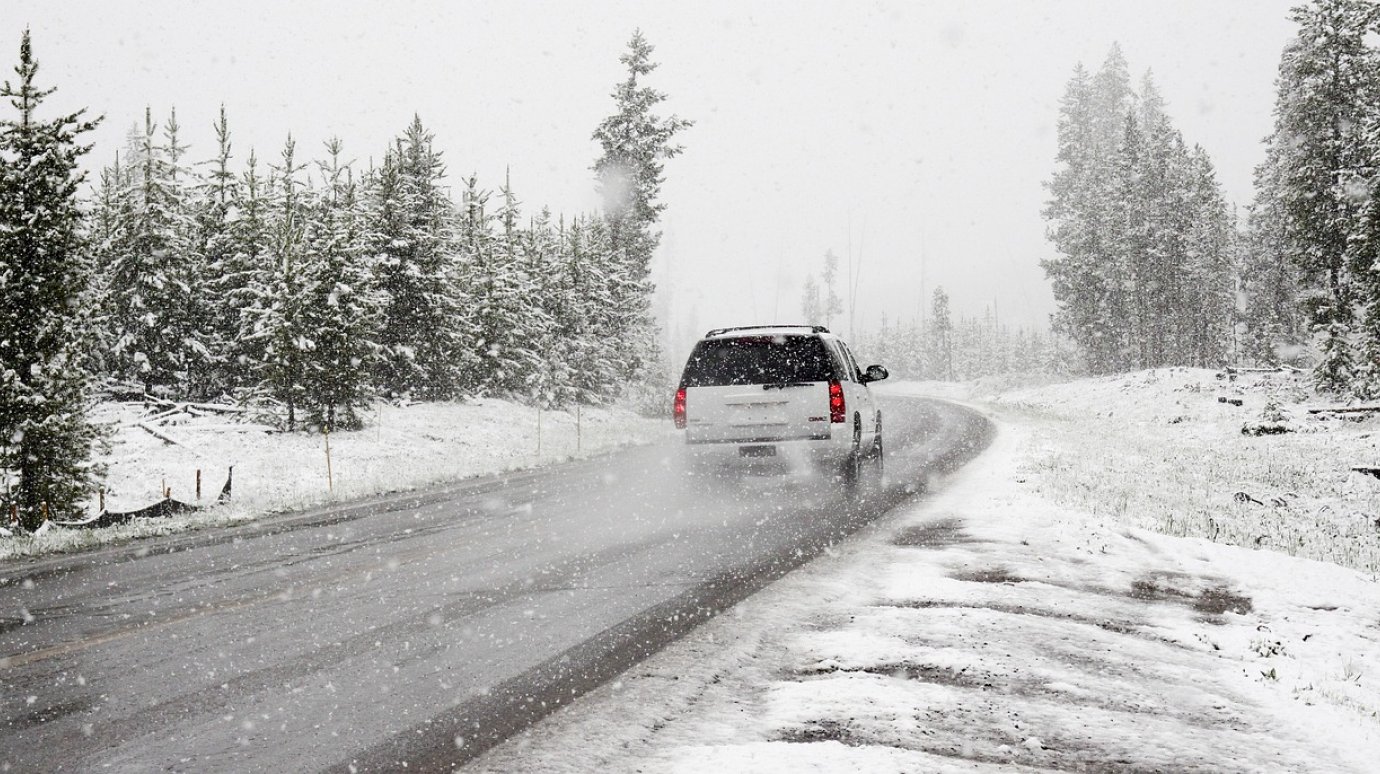 Из-за снегопада хотят снова ограничить движение на трассах в регионе