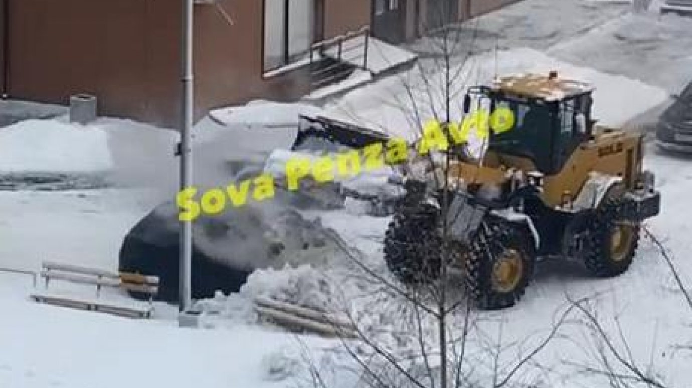 В Пензе тракторист завалил снегом задымившуюся машину
