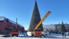На площади Ленина начали разбирать главную городскую елку