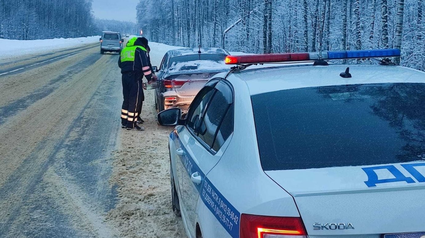 В Городищенском районе тренер и дети едва не замерзли в машине