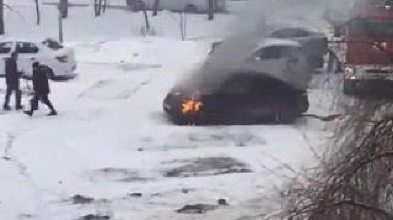 На улице Кижеватова в Пензе вспыхнул автомобиль Renault