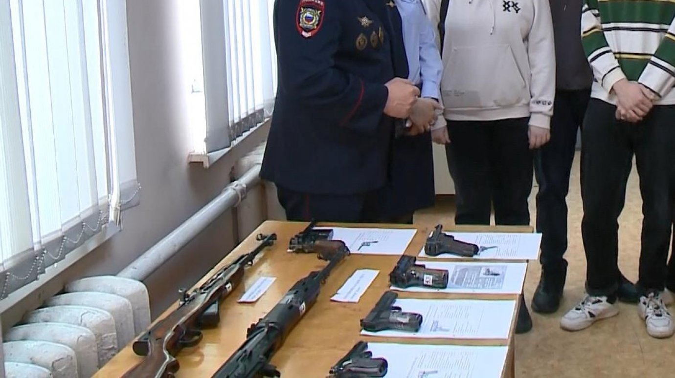 В Пензе студентам показали коллекцию оружия криминалистов