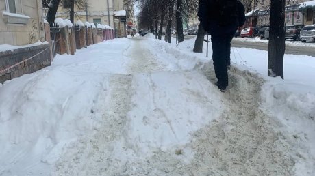 Коммунальщики  почистили тротуар после жалобы пензячки