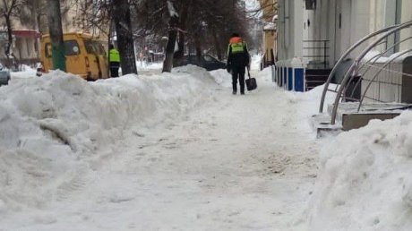 Коммунальщики  почистили тротуар после жалобы пензячки