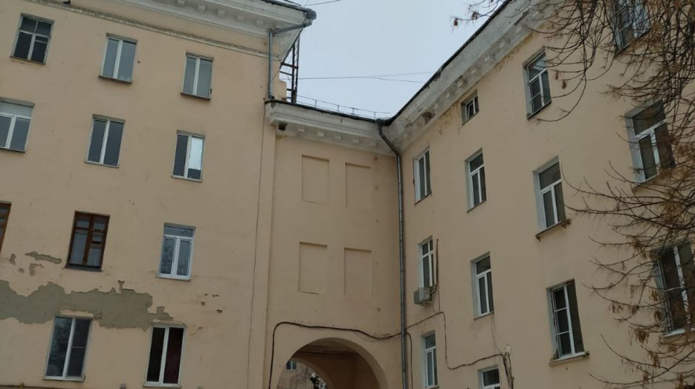 С дома № 86 на Московской в Пензе удалили опасные сосульки
