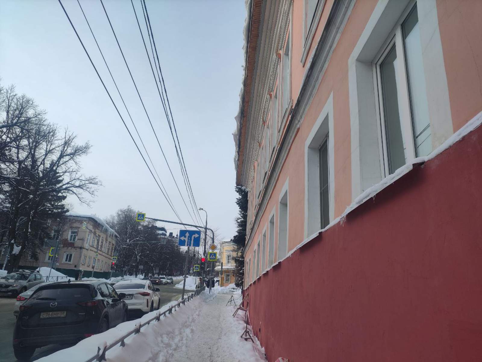 Снег с крыши гимназии на Карла Маркса не смогли убрать в срок