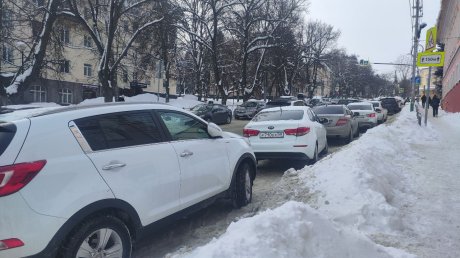Снег с крыши гимназии на Карла Маркса не смогли убрать в срок