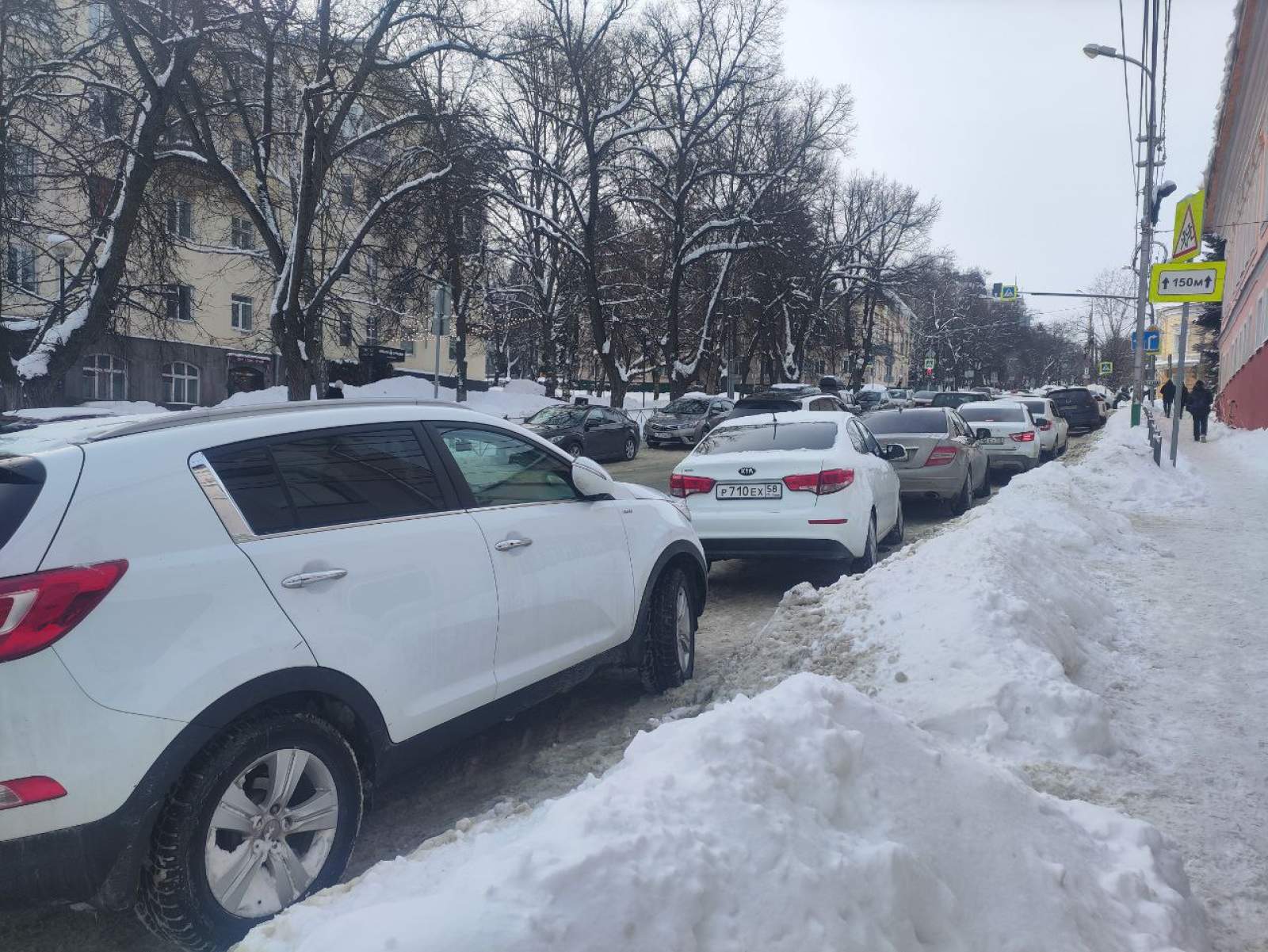 Снег с крыши гимназии на Карла Маркса не смогли убрать в срок