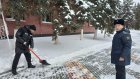 Пензенца заставили чистить снег за езду без прав