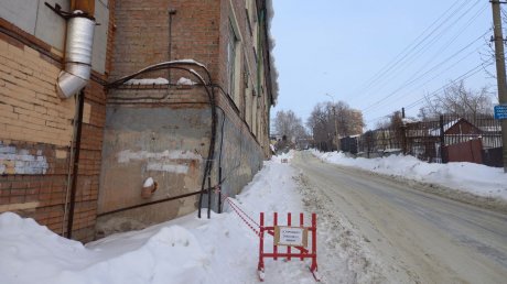 В Первомайском переулке пешеходам запретили ходить по тротуару