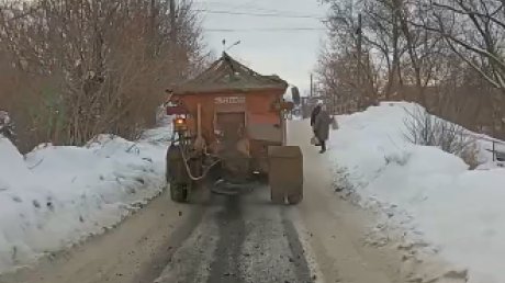 В Кузнецке с гололедом борется рассыпанный на дорогах мусор