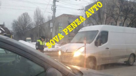 На ул. Луначарского 40-летняя женщина попала под Renault Master