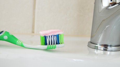 Домохозяек призвали положить зубную пасту в унитаз