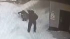Пласт снега упал на ребенка с крыши дома в российском городе