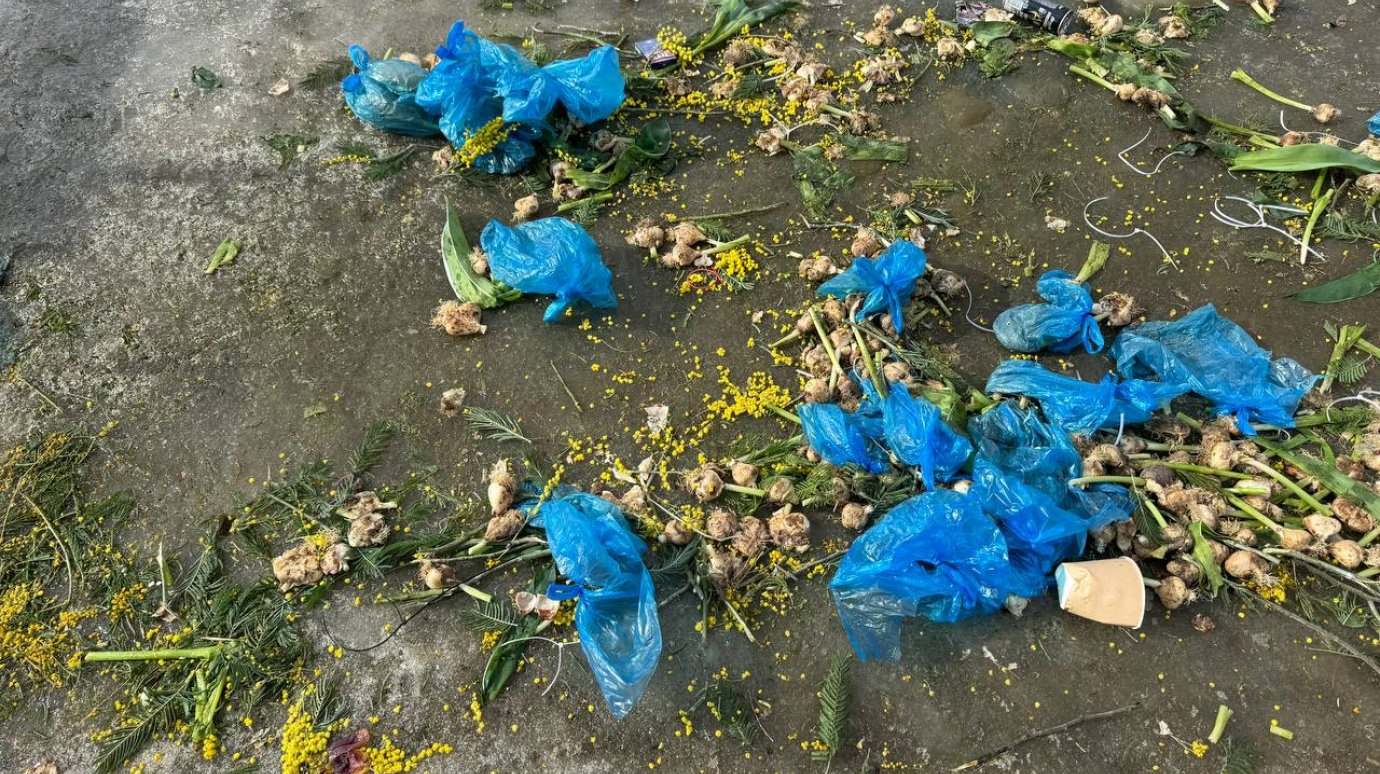 В Пензе продавцы цветов оставили после себя свалку