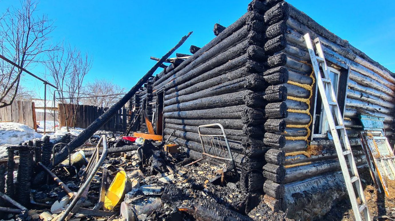В селе Чаадаевка огонь уничтожил двухквартирный дом